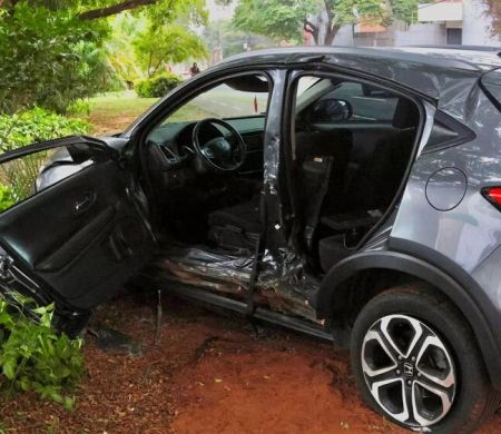 Carro é abandonado sem porta, amassado e com pneu furado 