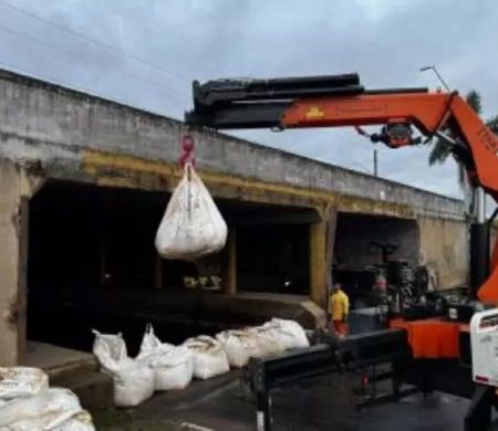 Porto Alegre usa sacos de areia para fechar comportas antienchente 