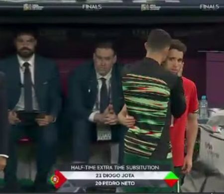 Abraço de CR7 em Diogo Jota no último jogo repercute nas redes