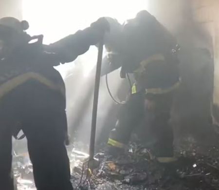Curto em extensão ao carregar celular incendeia apartamento em MS
