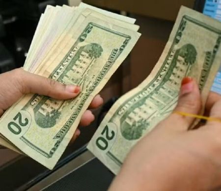 Bolsa dispara e dólar tem menor cotação em mais de 1 ano