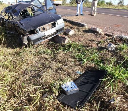Colisão entre carro e carreta deixa ferido um homem de 68 anos 