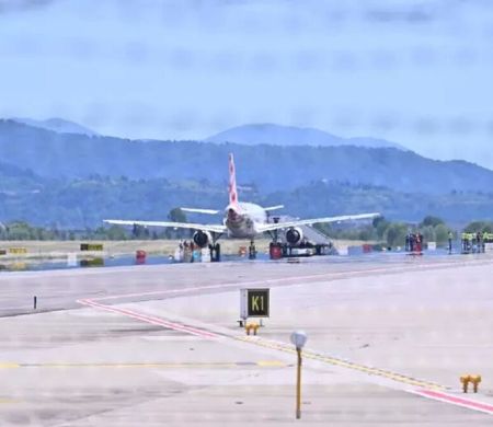 Homem morre após ser sugado por turbina de avião na Itália 