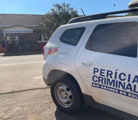 Adolescente invade escola, mata criança e fere outras duas 