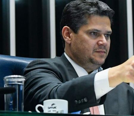Alcolumbre promete promulgar projeto que amplia número de deputados