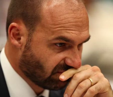 Licença de Eduardo Bolsonaro na Câmara termina neste domingo