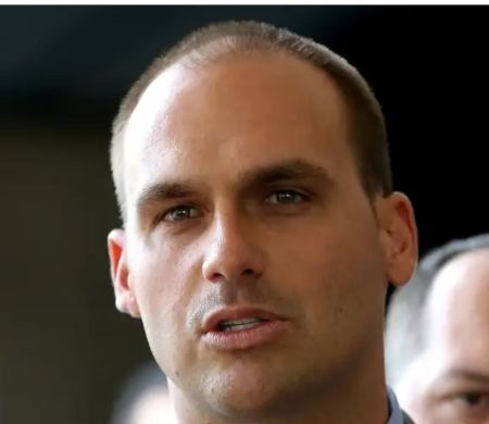 Com Congresso frouxo, Moraes bloqueia contas e bens de Eduardo Bolsonaro