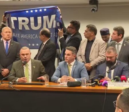 Motta proíbe e oposição protesta com bandeira de Trump na Câmara