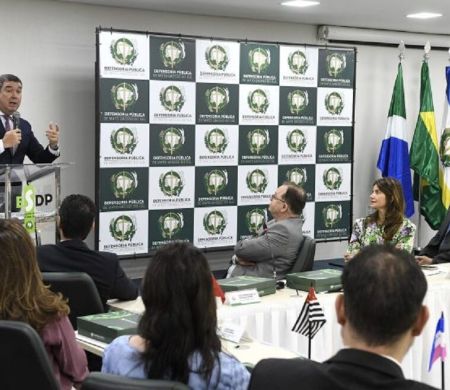 Com defensores, Riedel defende inclusão e combate à pobreza