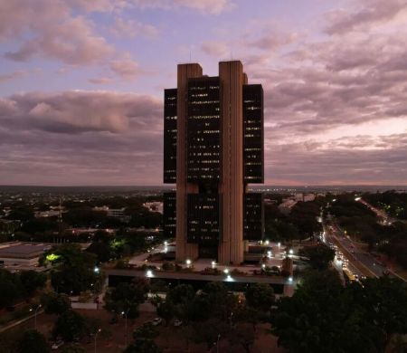 Mercado mantém Selic até o fim do ano e reduz projeções de inflação