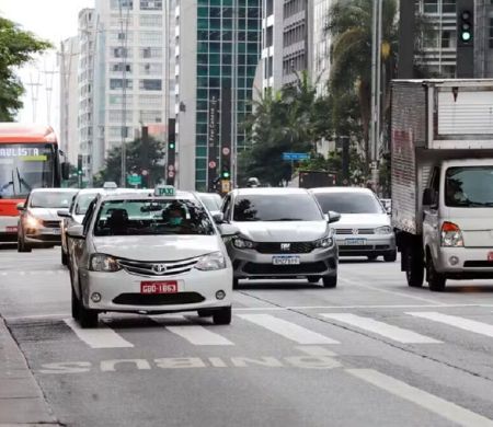 Governo avalia o fim de aulas em autoescola para tirar CNH
