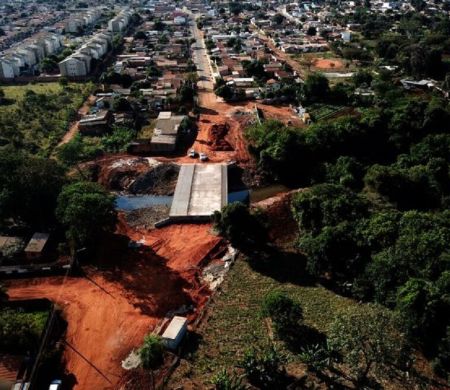 Governo leva asfalto e constrói ponte sobre córrego no Lageado 