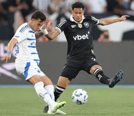 Cruzeiro derrota o Botafogo em pleno Nilton Santos
