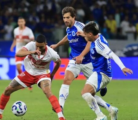 Cássio pega pênalti, Cruzeiro bate CRB e avança na Copa do Brasil