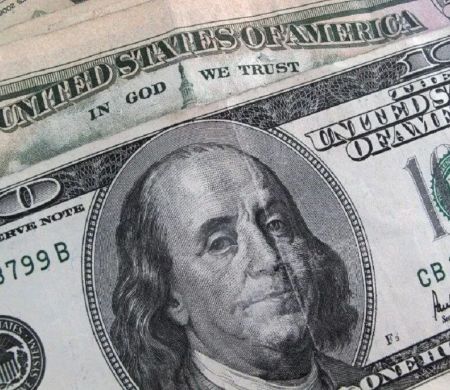 Dólar opera estável à espera de plano de contingência