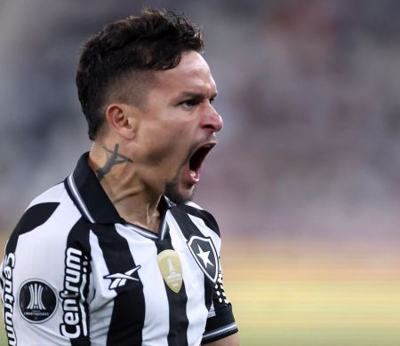 Botafogo bate a LDU e sai na frente nas oitavas da Liberta