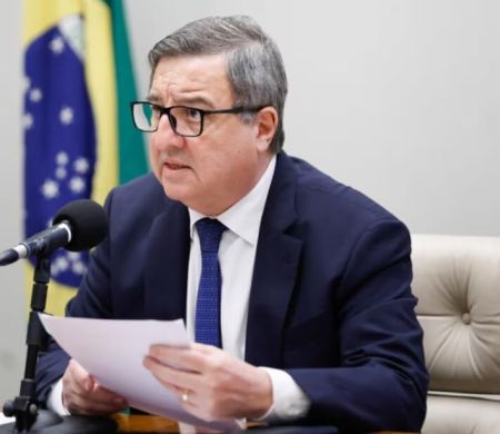 Relator apresenta parecer sobre descontos do INSS