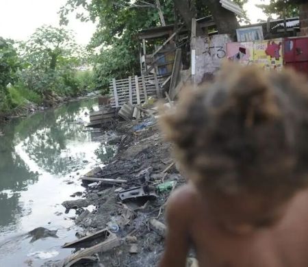 Três em cada 10 residências não têm esgoto ligado à rede geral