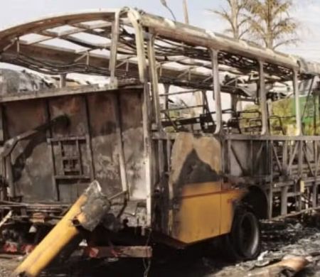 Fogo destrói dois ônibus escolares em Juti