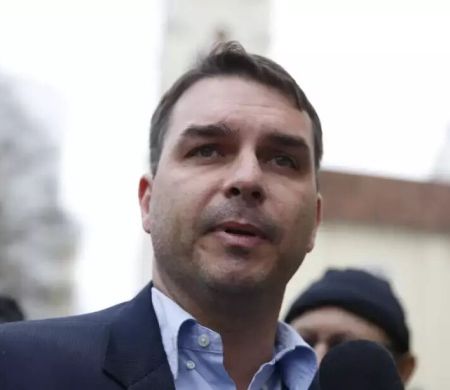 Mãe e avós de Flávio Bolsonaro são feitos reféns em assalto no interior do Rio