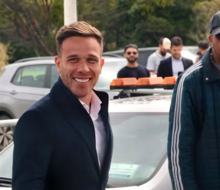 Repatriado, Arthur é recebido com festa e vai reforçar o Grêmio 