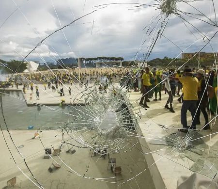 Ao chegar ao Brasil, condenada pelo 8/1 é presa pela PF 
