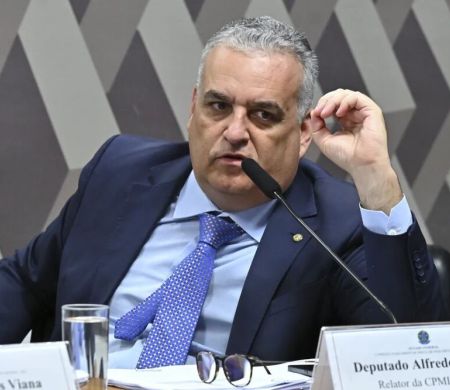 Relator da CPMI do INSS ameaça prender delegado da PF