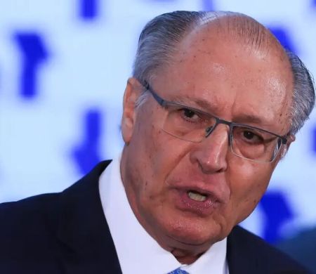 Falha em avião da FAB adia retorno de Alckmin ao Brasil