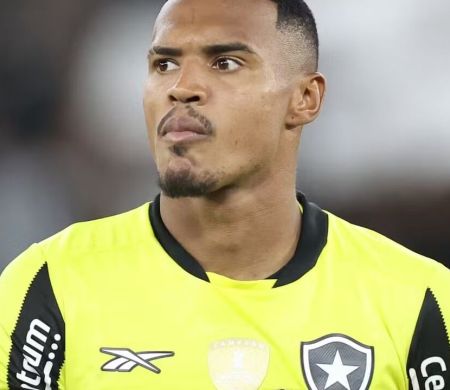 Botafogo acerta a venda de John para o Nottingham Forest