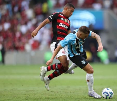 Flamengo leva gol de goleiro e só empata em casa com Grêmio
