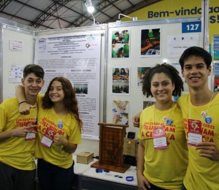Estado tem 1.250 bolsas de estudo para alunos e professores 