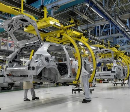 Indústria recua 0,2% em julho e acumula efeitos do juro alto