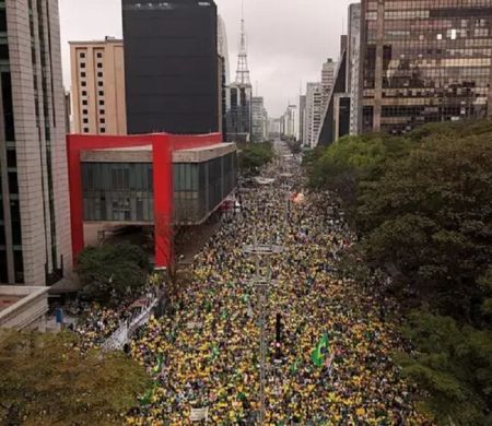  'Dois Brasis medem forças antes do veredito sobre Bolsonaro'