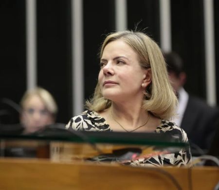 Gleisi se reúne com ministros para cobrar apoio no Congresso