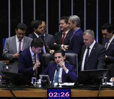 Câmara derrota governo de Alexandre Moraes ao aprovar a PEC da blindagem 