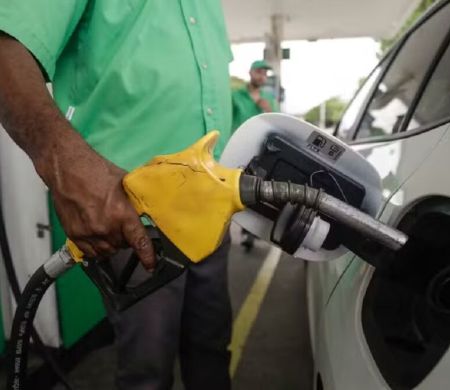 Petrobras reduz em 4,9% o preço da gasolina na refinaria 