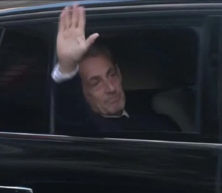 Sarkozy, ex-presidente da França, chega à prisão para cumprir pena