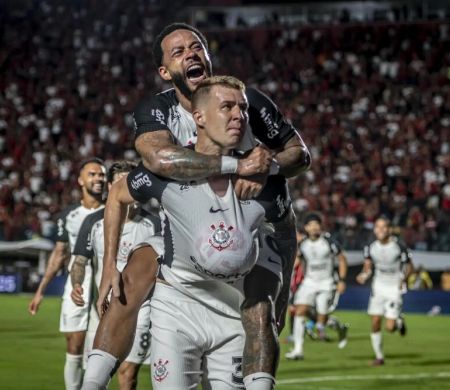Corinthians vence Vitória e abre distância do Z4 do Brasileirão
