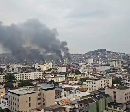 Megaoperação no Alemão e Penha tem 5 mortos, entre eles um policial Megaoperação no Alemão e Penha tem 5 mortos, entre eles um policial