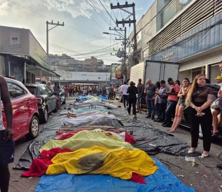 Moradores levam ao menos 50 corpos até a praça na Penha