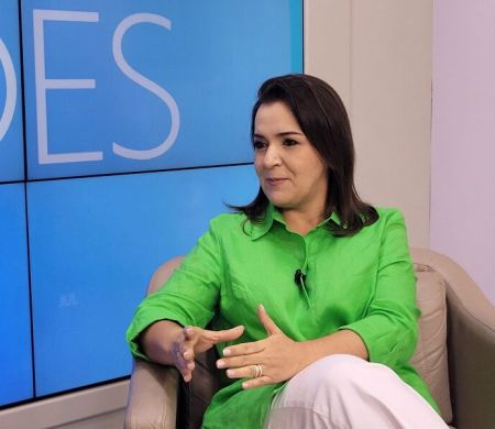 Em crise, Adriane corta o próprio salário e reduz jornada de trabalho