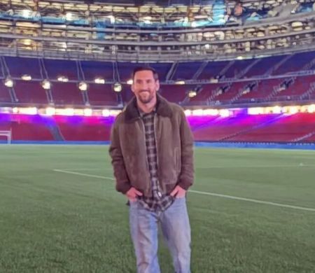 Em visita ao Camp Nou, Messi se declara ao Barcelona