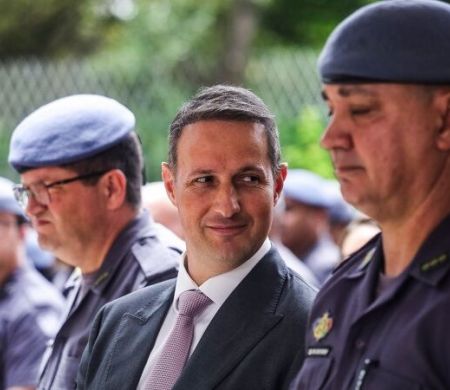 Derrite defende equiparar facções criminosas ao terrorismo