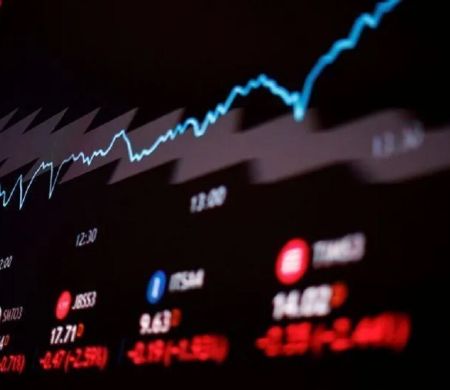 Bolsa tem leve alta e dólar recua com fim do shutdown