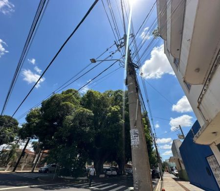Campo Grande tenta pôr fim no emaranhado de fios dos postes no Centro da cidade