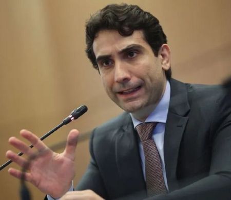 Galípolo defende juros restritivos por BC ainda insatisfeito com inflação