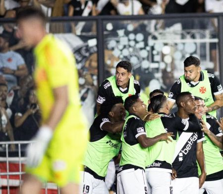 Vasco goleia o Internacional e se afasta do Z4 do Brasileirão