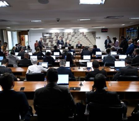 CAE aprova projeto que amplia impostos sobre bets e fintechs