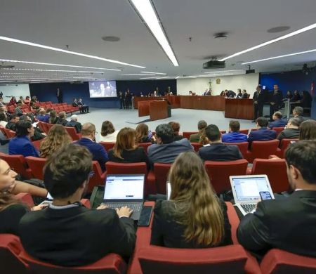 Moraes nega inclusão de Fux em julgamento de réus perseguidos 