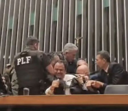Deputado baderneiro do PSOL é retirado à força após ocupar Mesa da Câmara
